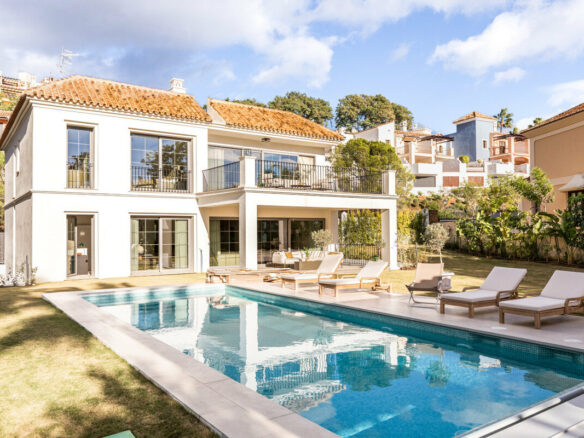 FOR SALE 🏡 Contemporary Four-Bedroom Villa with Private Pool and Mountain Views – Los Arqueros, Benahavís 🇪🇸