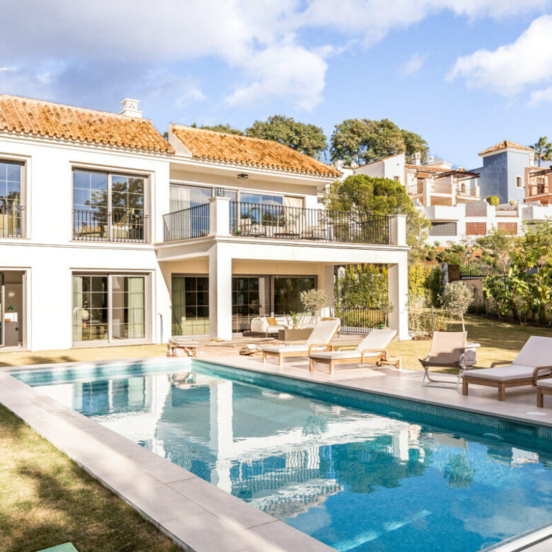 FOR SALE 🏡 Contemporary Four-Bedroom Villa with Private Pool and Mountain Views – Los Arqueros, Benahavís 🇪🇸