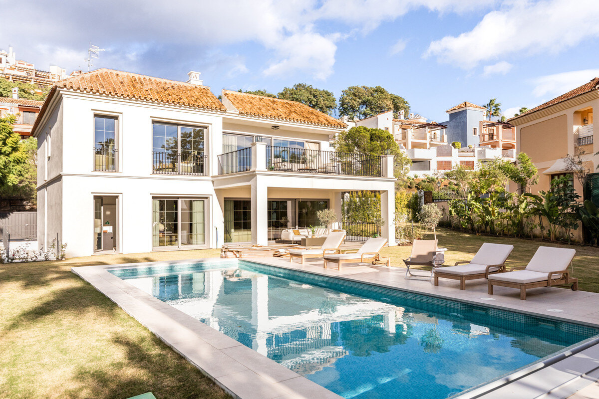 villa-los-arqueros-benahavis-01 FOR SALE 🏡 Contemporary Four-Bedroom Villa with Private Pool and Mountain Views – Los Arqueros, Benahavís 🇪🇸