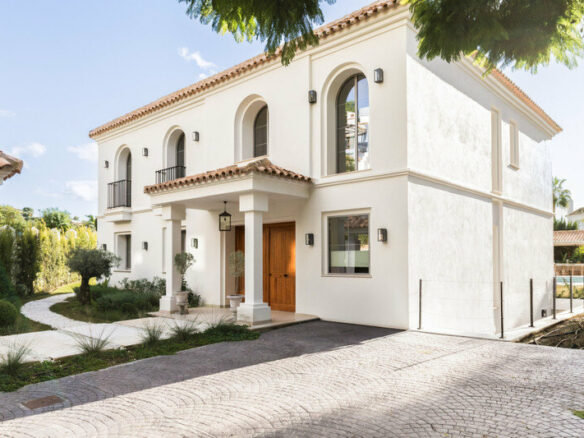 FOR SALE 🏡 Contemporary Four-Bedroom Villa with Private Pool and Mountain Views – Los Arqueros, Benahavís 🇪🇸