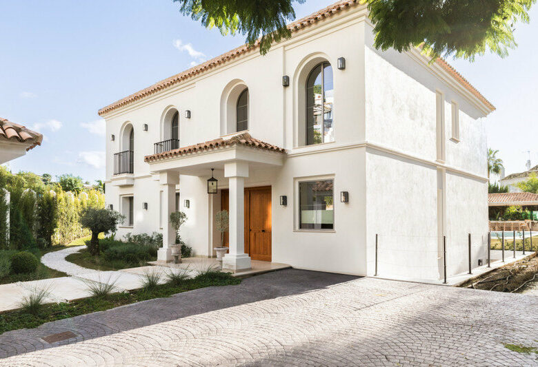 FOR SALE 🏡 Contemporary Four-Bedroom Villa with Private Pool and Mountain Views – Los Arqueros, Benahavís 🇪🇸