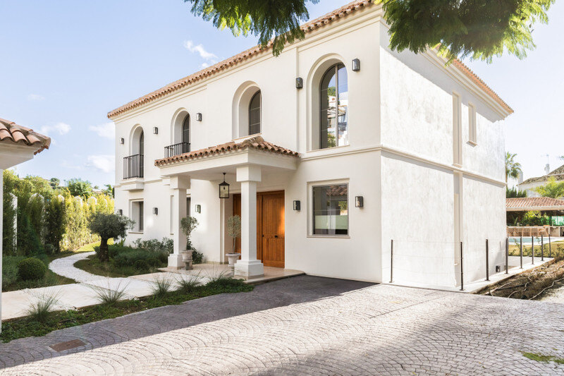 FOR SALE 🏡 Contemporary Four-Bedroom Villa with Private Pool and Mountain Views – Los Arqueros, Benahavís 🇪🇸