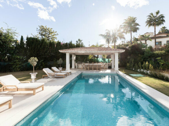 FOR SALE 🏡 Contemporary Four-Bedroom Villa with Private Pool and Mountain Views – Los Arqueros, Benahavís 🇪🇸