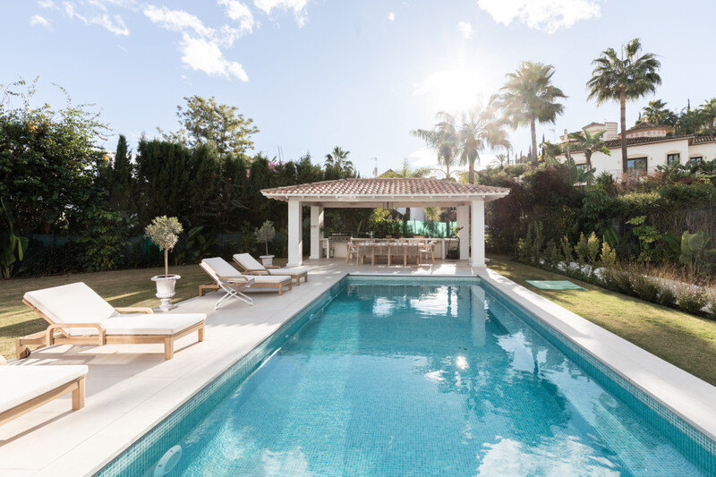 FOR SALE 🏡 Contemporary Four-Bedroom Villa with Private Pool and Mountain Views – Los Arqueros, Benahavís 🇪🇸