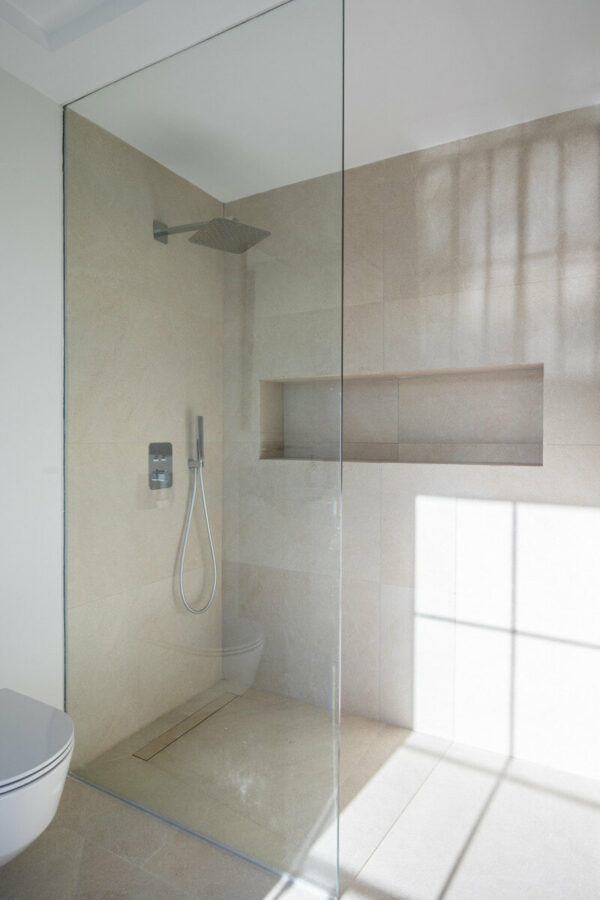 FOR SALE 🏡 Contemporary Four-Bedroom Villa with Private Pool and Mountain Views – Los Arqueros, Benahavís 🇪🇸