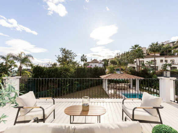 FOR SALE 🏡 Contemporary Four-Bedroom Villa with Private Pool and Mountain Views – Los Arqueros, Benahavís 🇪🇸
