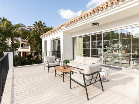 FOR SALE 🏡 Contemporary Four-Bedroom Villa with Private Pool and Mountain Views – Los Arqueros, Benahavís 🇪🇸