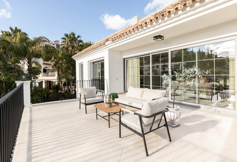 FOR SALE 🏡 Contemporary Four-Bedroom Villa with Private Pool and Mountain Views – Los Arqueros, Benahavís 🇪🇸