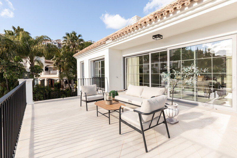 FOR SALE 🏡 Contemporary Four-Bedroom Villa with Private Pool and Mountain Views – Los Arqueros, Benahavís 🇪🇸