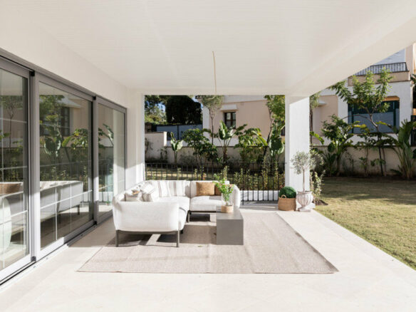FOR SALE 🏡 Contemporary Four-Bedroom Villa with Private Pool and Mountain Views – Los Arqueros, Benahavís 🇪🇸