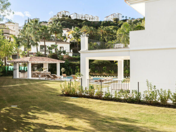 FOR SALE 🏡 Contemporary Four-Bedroom Villa with Private Pool and Mountain Views – Los Arqueros, Benahavís 🇪🇸