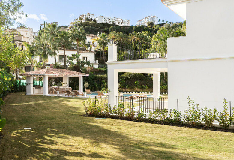 FOR SALE 🏡 Contemporary Four-Bedroom Villa with Private Pool and Mountain Views – Los Arqueros, Benahavís 🇪🇸