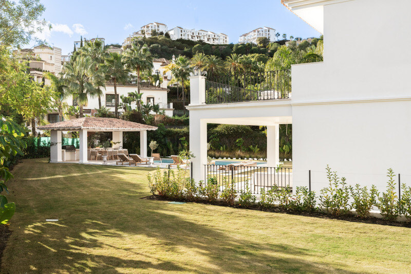FOR SALE 🏡 Contemporary Four-Bedroom Villa with Private Pool and Mountain Views – Los Arqueros, Benahavís 🇪🇸