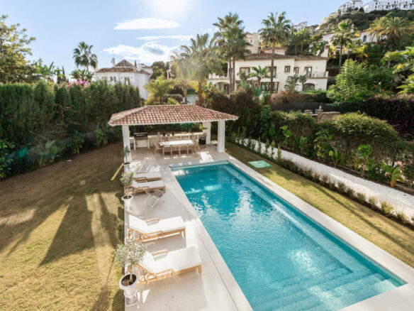 FOR SALE 🏡 Contemporary Four-Bedroom Villa with Private Pool and Mountain Views – Los Arqueros, Benahavís 🇪🇸