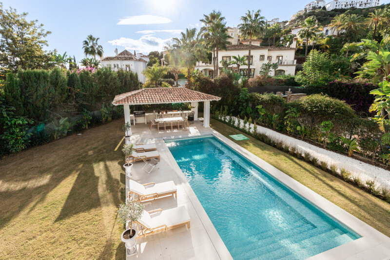 FOR SALE 🏡 Contemporary Four-Bedroom Villa with Private Pool and Mountain Views – Los Arqueros, Benahavís 🇪🇸