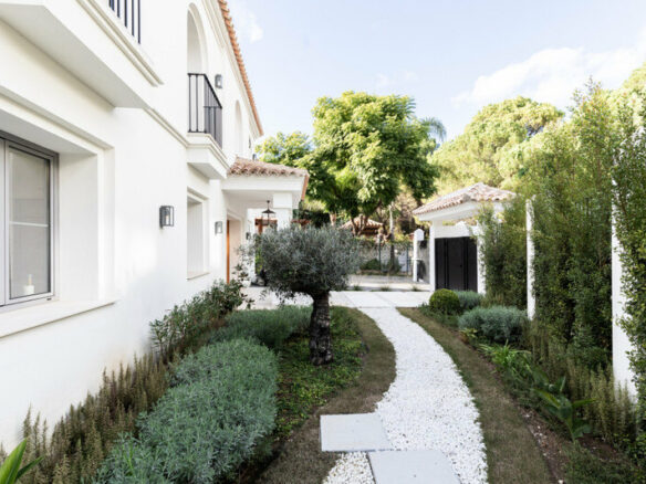 FOR SALE 🏡 Contemporary Four-Bedroom Villa with Private Pool and Mountain Views – Los Arqueros, Benahavís 🇪🇸