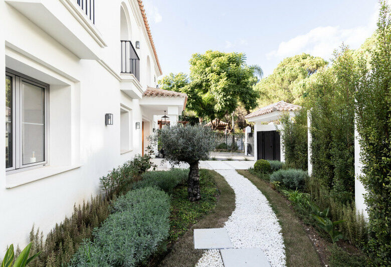 FOR SALE 🏡 Contemporary Four-Bedroom Villa with Private Pool and Mountain Views – Los Arqueros, Benahavís 🇪🇸