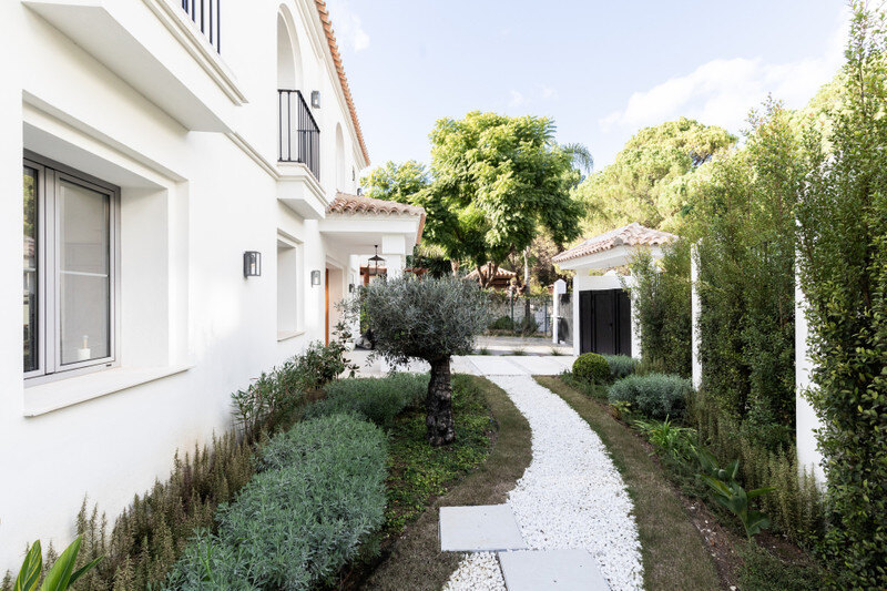 FOR SALE 🏡 Contemporary Four-Bedroom Villa with Private Pool and Mountain Views – Los Arqueros, Benahavís 🇪🇸