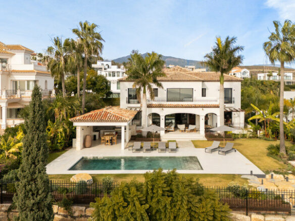FOR SALE 🏡 Renovated Four-Bedroom Villa with Panoramic Sea Views, Gym and Spa Room – Los Flamingos, Benahavís 🇪🇸