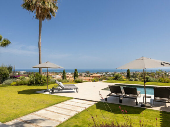 FOR SALE 🏡 Renovated Four-Bedroom Villa with Panoramic Sea Views, Gym and Spa Room – Los Flamingos, Benahavís 🇪🇸