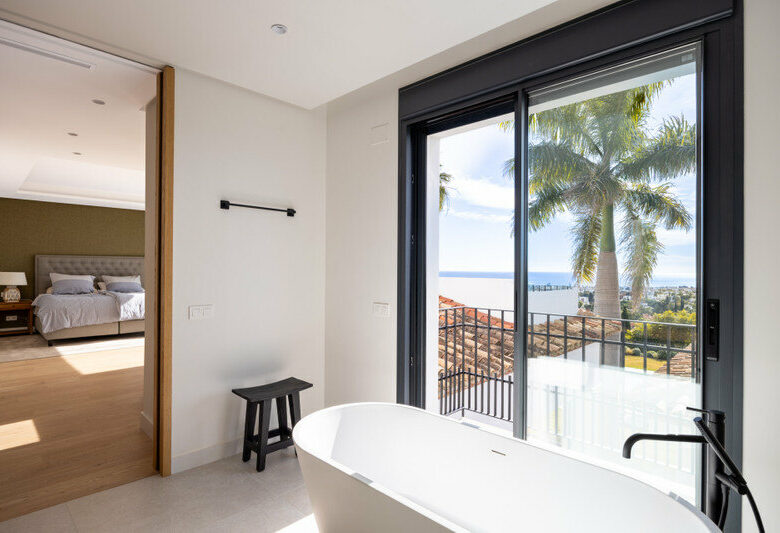 FOR SALE 🏡 Renovated Four-Bedroom Villa with Panoramic Sea Views, Gym and Spa Room – Los Flamingos, Benahavís 🇪🇸
