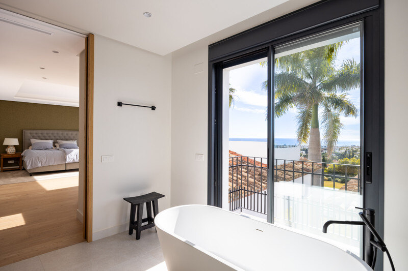 FOR SALE 🏡 Renovated Four-Bedroom Villa with Panoramic Sea Views, Gym and Spa Room – Los Flamingos, Benahavís 🇪🇸
