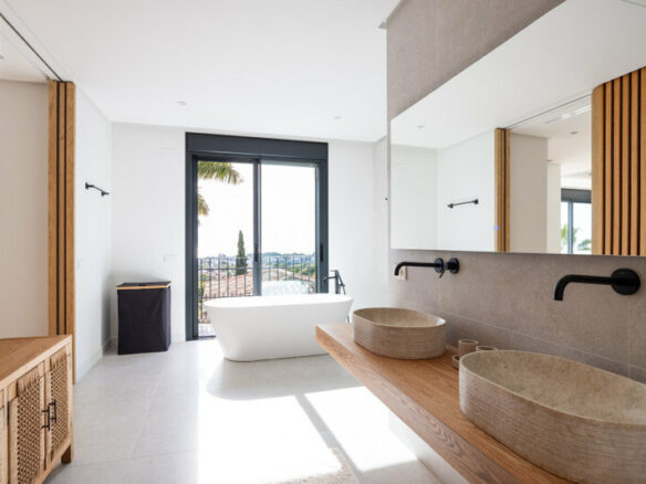 FOR SALE 🏡 Renovated Four-Bedroom Villa with Panoramic Sea Views, Gym and Spa Room – Los Flamingos, Benahavís 🇪🇸