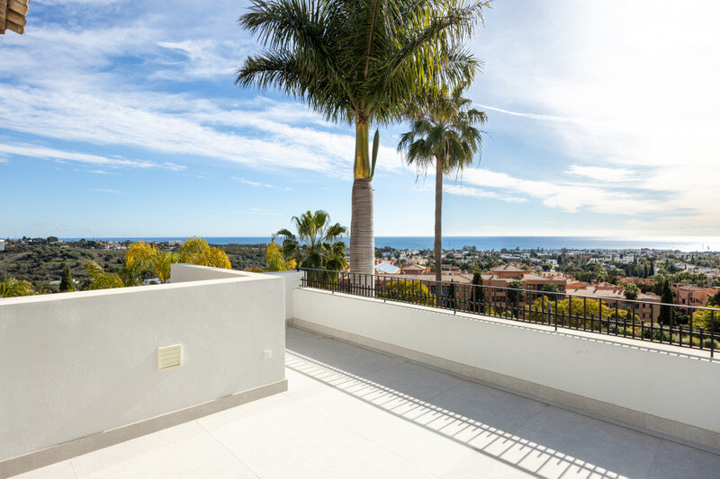 FOR SALE 🏡 Renovated Four-Bedroom Villa with Panoramic Sea Views, Gym and Spa Room – Los Flamingos, Benahavís 🇪🇸