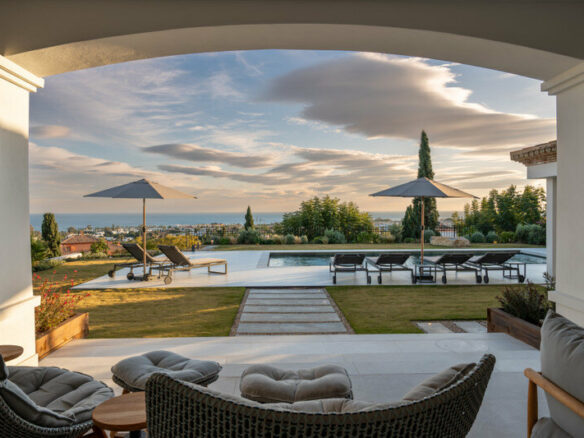 FOR SALE 🏡 Renovated Four-Bedroom Villa with Panoramic Sea Views, Gym and Spa Room – Los Flamingos, Benahavís 🇪🇸