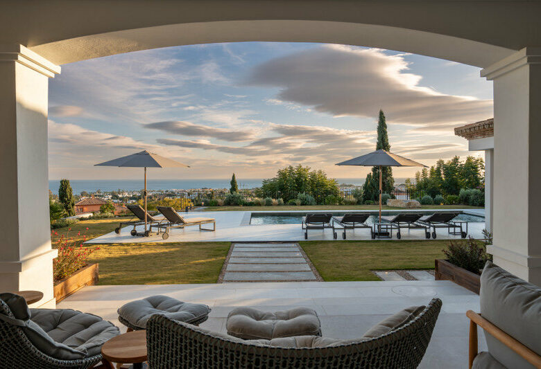 FOR SALE 🏡 Renovated Four-Bedroom Villa with Panoramic Sea Views, Gym and Spa Room – Los Flamingos, Benahavís 🇪🇸