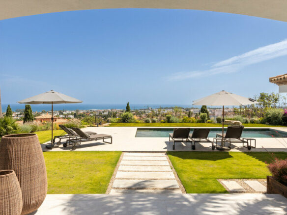 FOR SALE 🏡 Renovated Four-Bedroom Villa with Panoramic Sea Views, Gym and Spa Room – Los Flamingos, Benahavís 🇪🇸