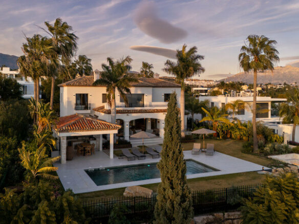FOR SALE 🏡 Renovated Four-Bedroom Villa with Panoramic Sea Views, Gym and Spa Room – Los Flamingos, Benahavís 🇪🇸