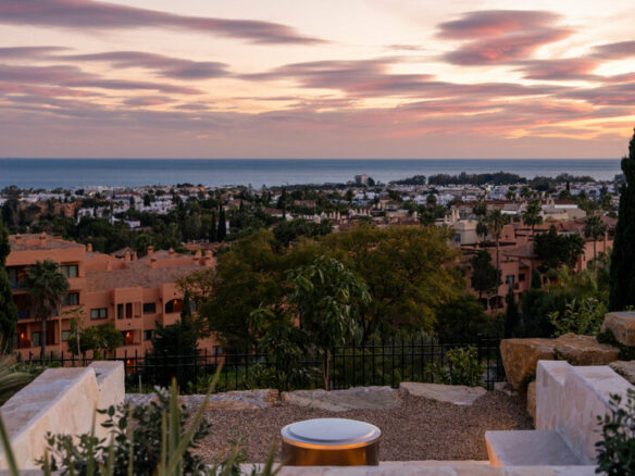 FOR SALE 🏡 Renovated Four-Bedroom Villa with Panoramic Sea Views, Gym and Spa Room – Los Flamingos, Benahavís 🇪🇸