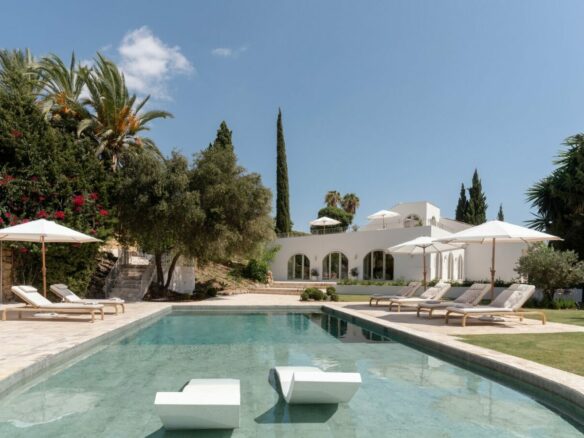 FOR SALE 🏡 Renovated Four-Bedroom Villa on a Double Plot with Sunset Views – Nueva Andalucía, Marbella 🇪🇸