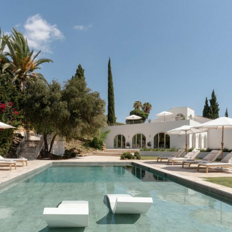 FOR SALE 🏡 Renovated Four-Bedroom Villa on a Double Plot with Sunset Views – Nueva Andalucía, Marbella 🇪🇸