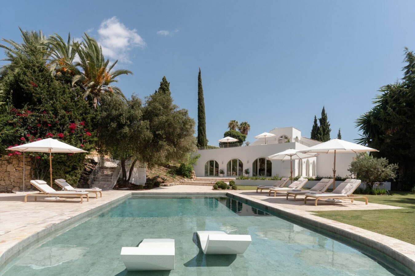 FOR SALE 🏡 Renovated Four-Bedroom Villa on a Double Plot with Sunset Views – Nueva Andalucía, Marbella 🇪🇸