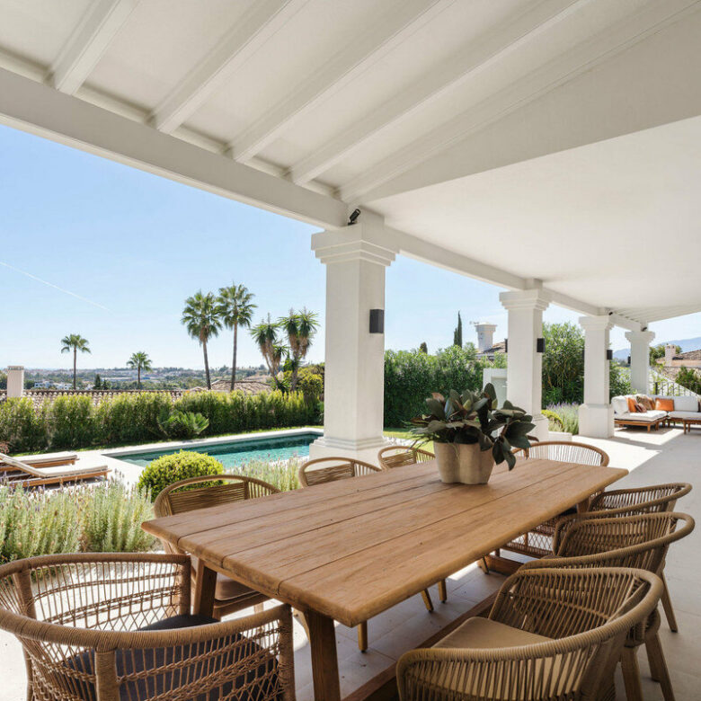 FOR SALE 🏡 Furnished Five-Bedroom Villa with Sea Views over Three Levels – Nueva Andalucía, Marbella 🇪🇸