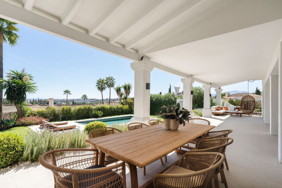 FOR SALE 🏡 Furnished Five-Bedroom Villa with Sea Views over Three Levels – Nueva Andalucía, Marbella 🇪🇸