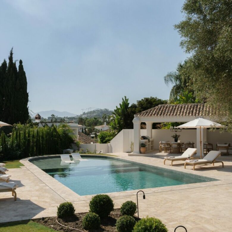 FOR SALE 🏡 Renovated Four-Bedroom Villa on a Double Plot with Sunset Views – Nueva Andalucía, Marbella 🇪🇸
