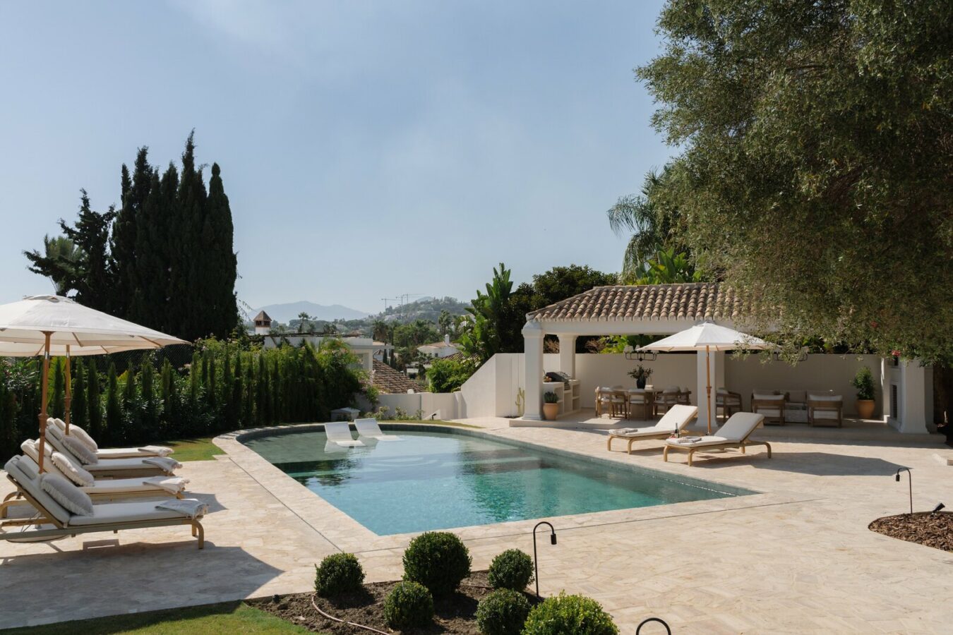 FOR SALE 🏡 Renovated Four-Bedroom Villa on a Double Plot with Sunset Views – Nueva Andalucía, Marbella 🇪🇸