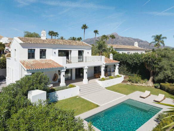 FOR SALE 🏡 Furnished Five-Bedroom Villa with Sea Views over Three Levels – Nueva Andalucía, Marbella 🇪🇸