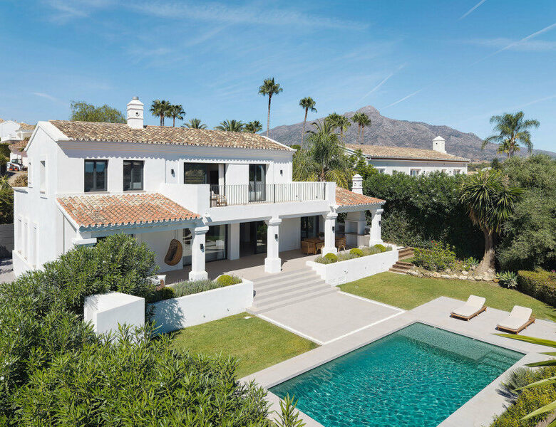 FOR SALE 🏡 Furnished Five-Bedroom Villa with Sea Views over Three Levels – Nueva Andalucía, Marbella 🇪🇸