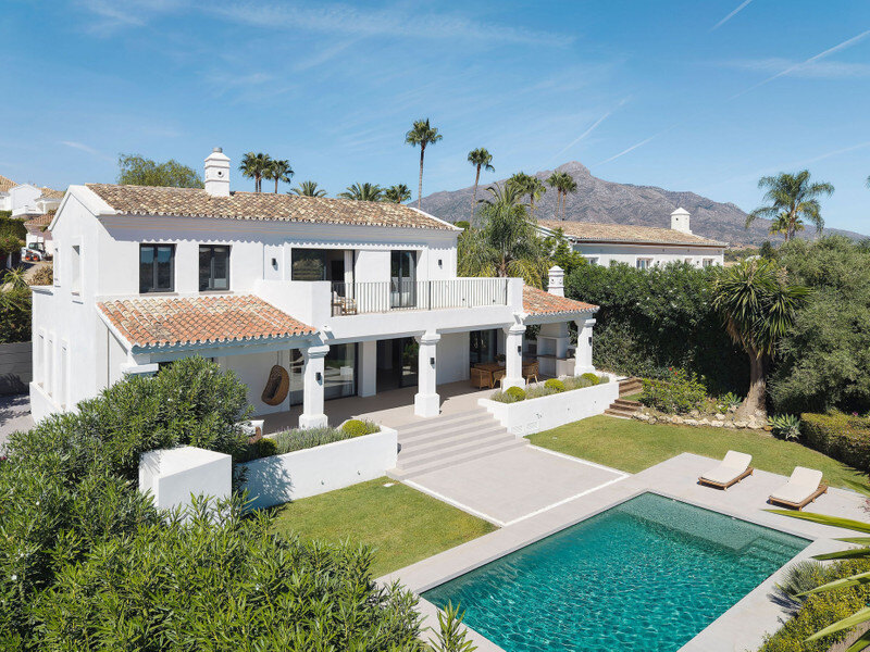 FOR SALE 🏡 Furnished Five-Bedroom Villa with Sea Views over Three Levels – Nueva Andalucía, Marbella 🇪🇸