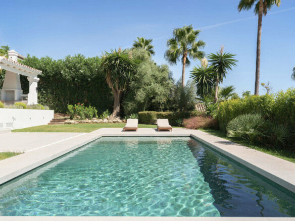FOR SALE 🏡 Furnished Five-Bedroom Villa with Sea Views over Three Levels – Nueva Andalucía, Marbella 🇪🇸