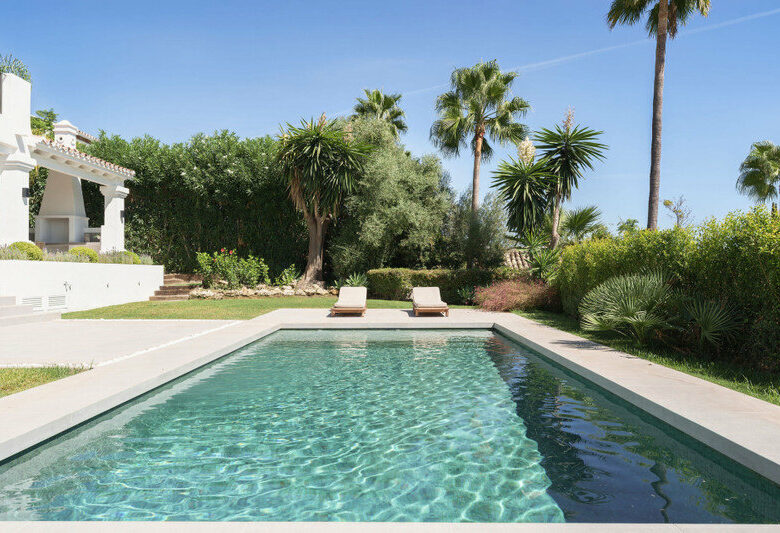 FOR SALE 🏡 Furnished Five-Bedroom Villa with Sea Views over Three Levels – Nueva Andalucía, Marbella 🇪🇸