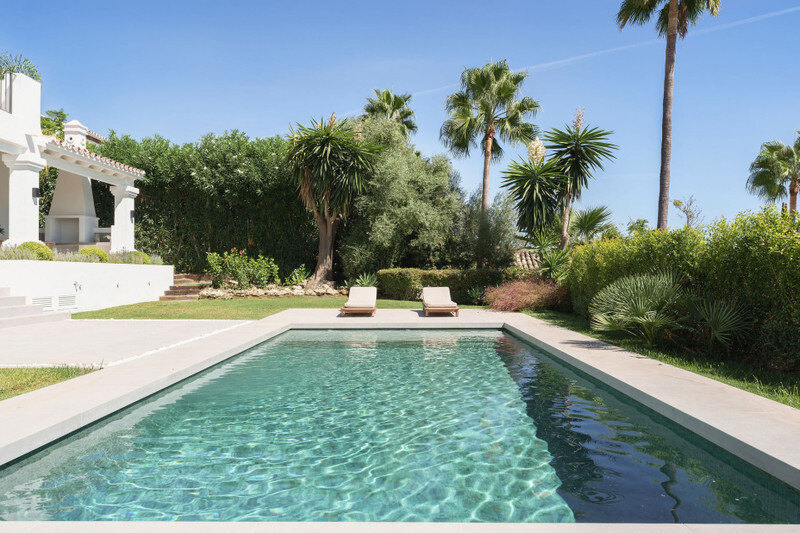 FOR SALE 🏡 Furnished Five-Bedroom Villa with Sea Views over Three Levels – Nueva Andalucía, Marbella 🇪🇸