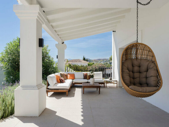 FOR SALE 🏡 Furnished Five-Bedroom Villa with Sea Views over Three Levels – Nueva Andalucía, Marbella 🇪🇸