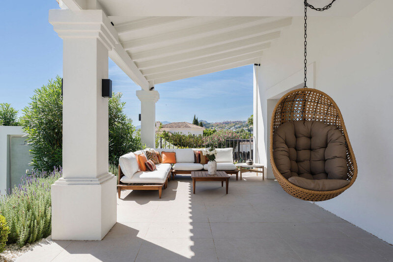 FOR SALE 🏡 Furnished Five-Bedroom Villa with Sea Views over Three Levels – Nueva Andalucía, Marbella 🇪🇸