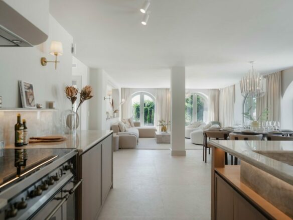 FOR SALE 🏡 Renovated Four-Bedroom Villa on a Double Plot with Sunset Views – Nueva Andalucía, Marbella 🇪🇸