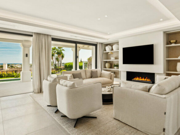 FOR SALE 🏡 Furnished Five-Bedroom Villa with Sea Views over Three Levels – Nueva Andalucía, Marbella 🇪🇸